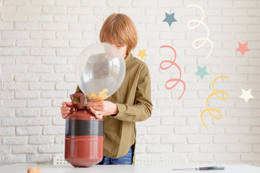 Niño inflando un globo con bombona de helio